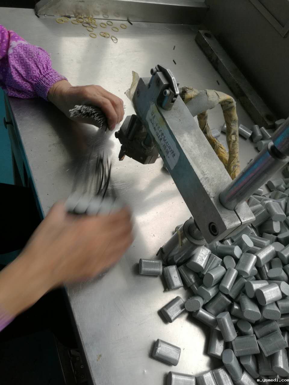 北京电容厂-轴向电容加工现场 北京电容厂-轴向电容加工现场